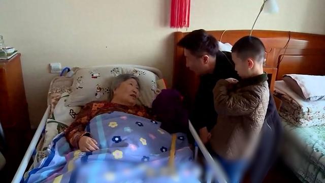 林永健回老家探望瘫痪的母亲，7岁儿子的做法让无数大人自愧不如