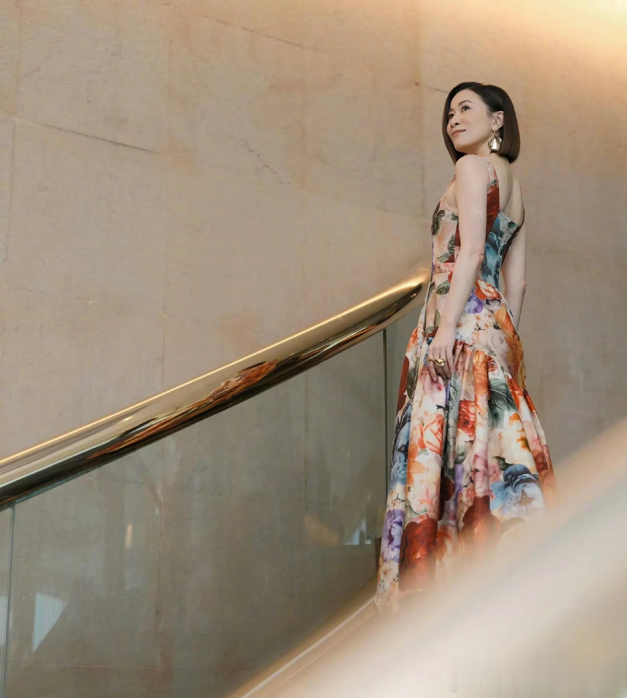 佘诗曼这一身花裙也太漂亮了吧，爱笑的女孩好明媚，一点不像50岁