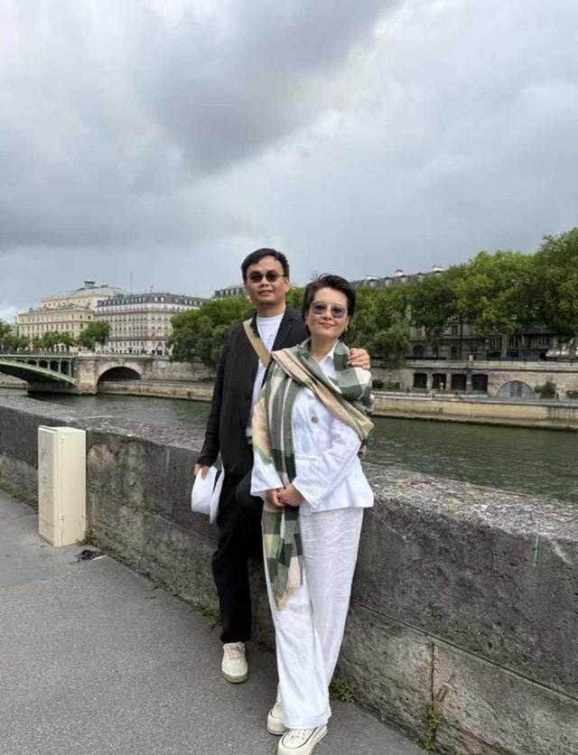 袁立与小12岁老公看展,53岁打扮一下年轻又漂亮,夫妻不显年龄差