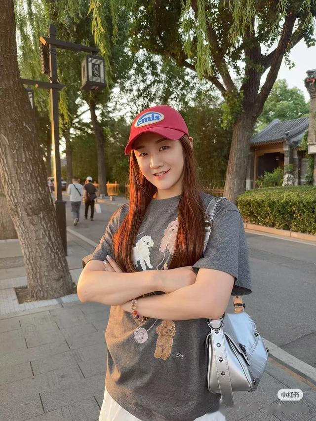 陈梦打扮后美得不止一点，笑容好治愈，怎么拍都美