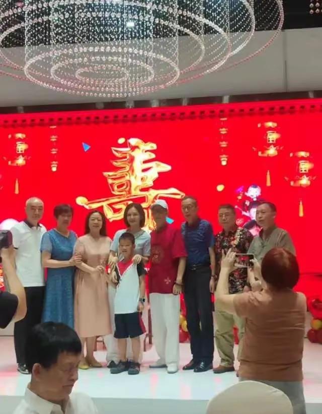 44岁谢娜给二爸过80大寿，大哥二哥罕露面摆十几桌，中华烟扔桌上