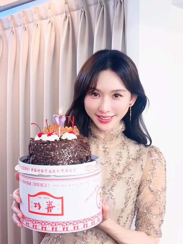 51岁林志玲晒照庆生！含泪许三愿状态似少女，收到梦中情包好开心