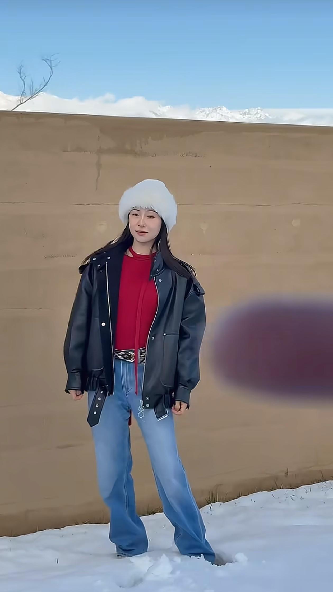 42岁江一燕玩雪穿搭：皮草+连衣裙+黑靴，贵气又时髦，嫩得像25岁