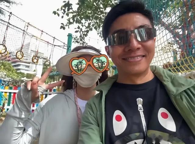 撒贝宁和妻子情侣装 三亚度假 皮肤晒得黝黑 五五分身材 不如李白高