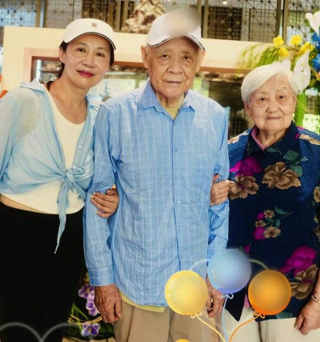 张光北陪老婆回老家探亲，陈炜90多岁父亲出镜，60岁陈炜依旧好美