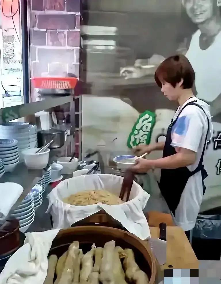 马筱梅妈妈抵京与张兰在寺庙为儿女祈福，亲家母碰面