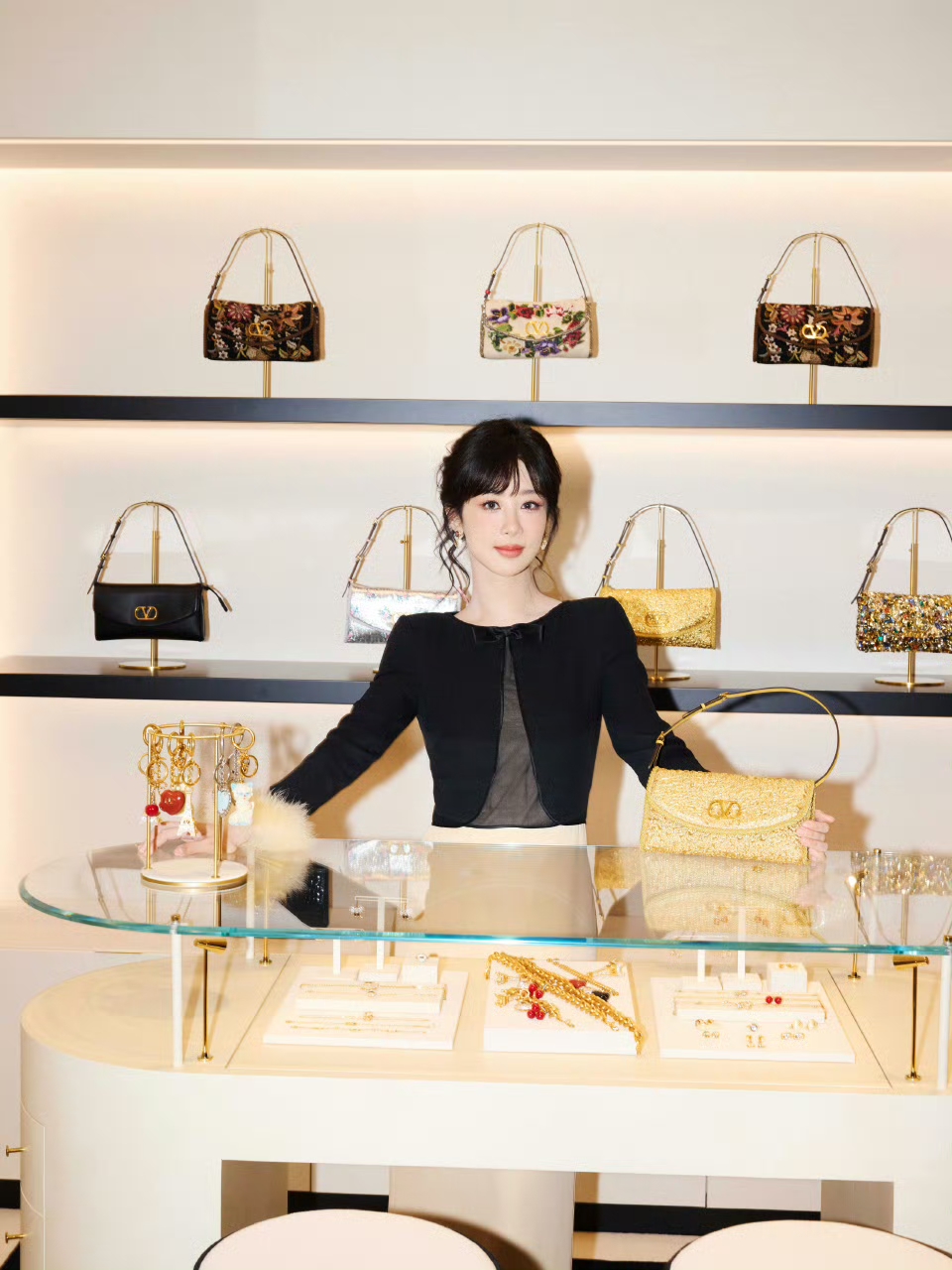 杨紫今日品牌代言写真，简直是形象大使