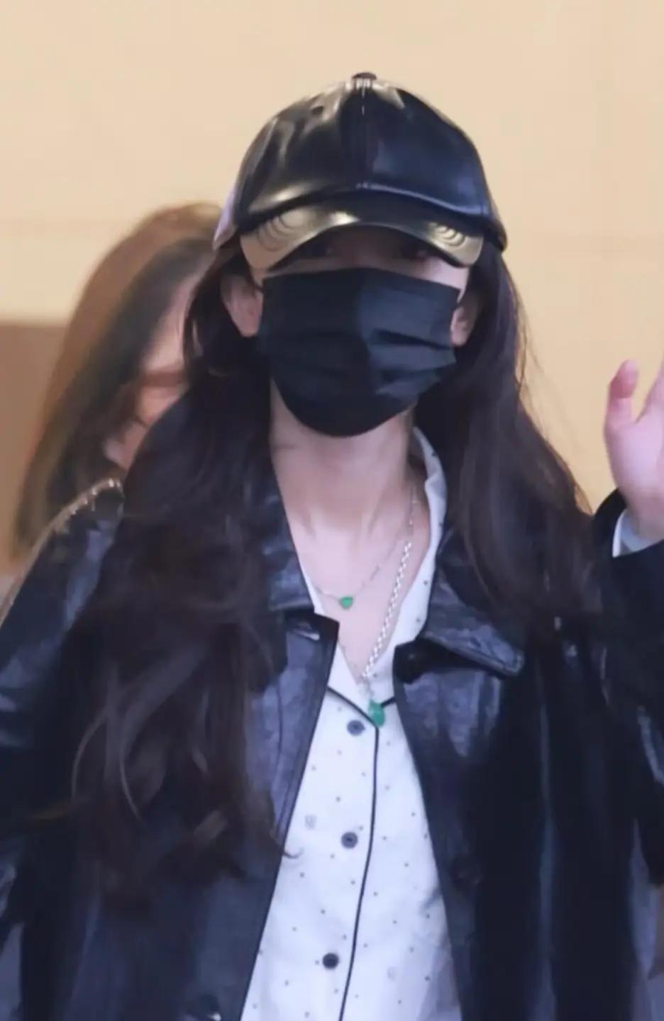 杨幂机场新造型，皮风衣叠穿别致内搭翡翠配饰点睛随性腔调超带感