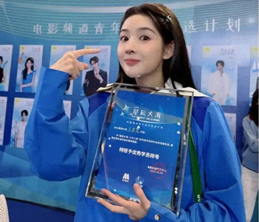 央视镜头下短剧女神秒变大妈,长剧演员王玉雯却美得发光