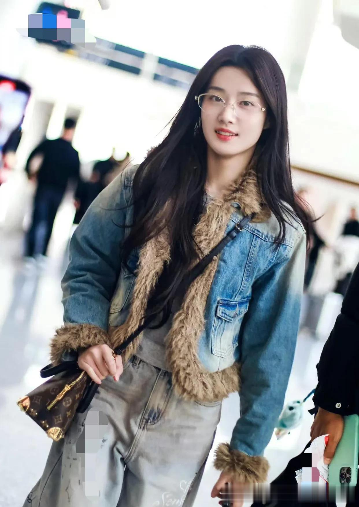 卢昱晓机场私服真会穿!牛仔毛领外套+阔腿裤+德训鞋,时髦又洋气