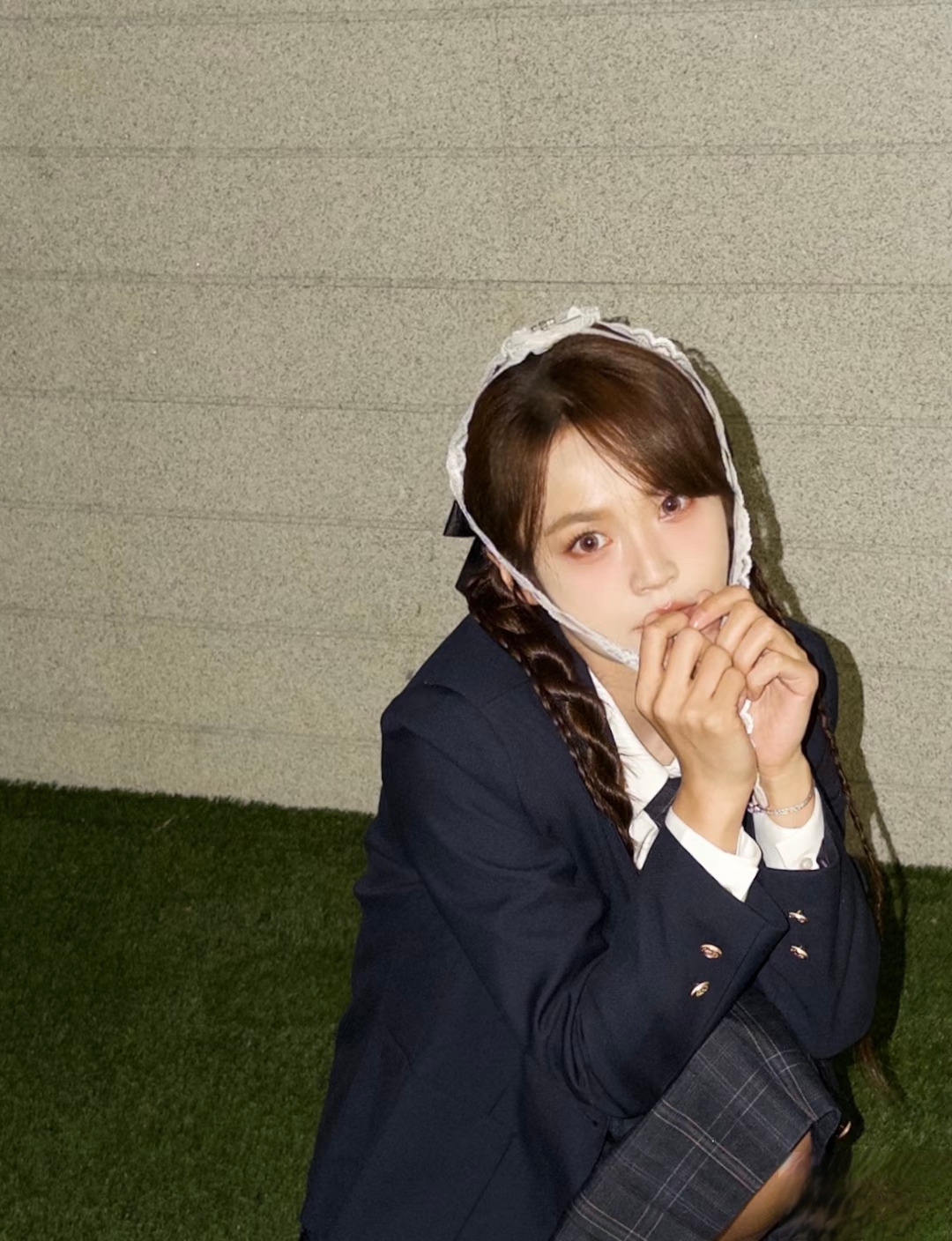 张佳宁分享学院风穿搭美照，暗黑系JK造型又甜又飒