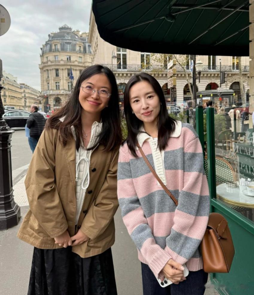 董洁现身法国,苹果肌下垂嘴唇乌黑,素颜和朋友吃饭一脸冷漠