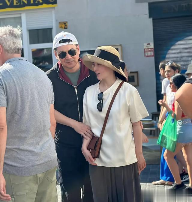 50岁蒋勤勤现身机场，穿衣朴素，素颜状态显老，像进城打工的村妇