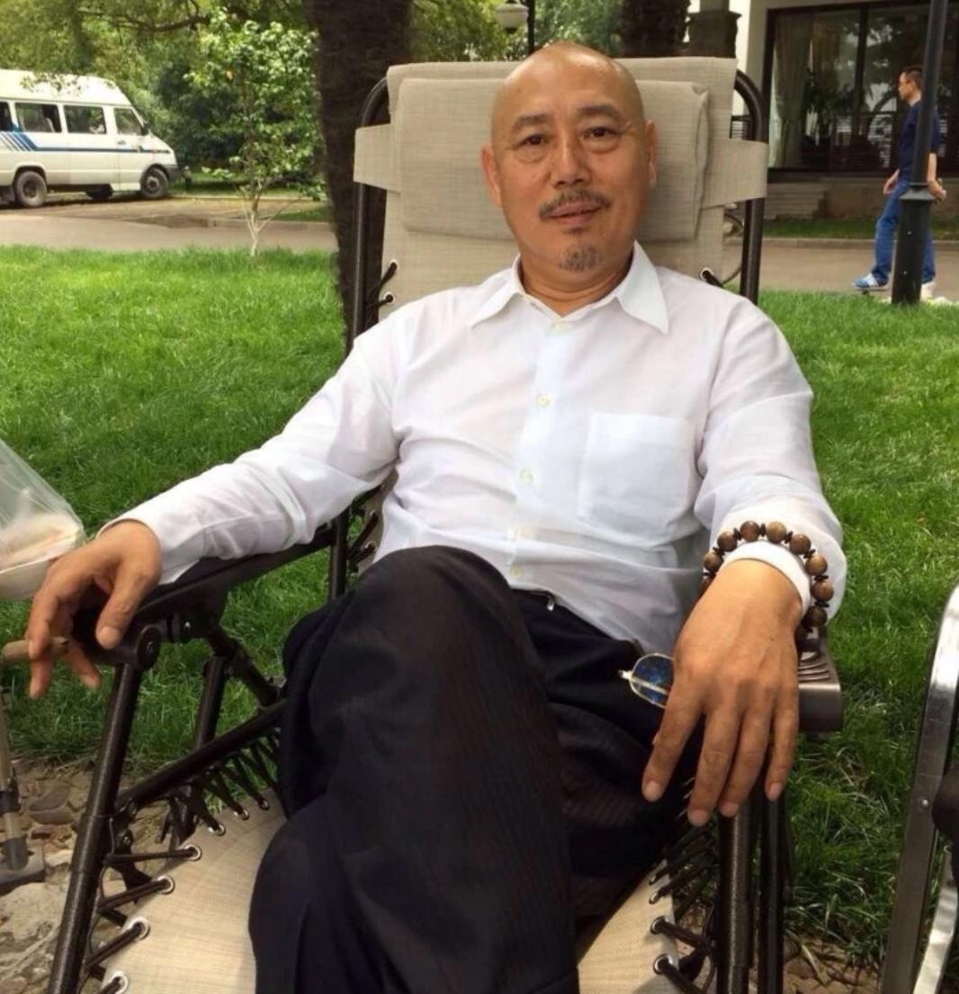 曾身价过亿，二婚娶小18岁京剧名家，71岁孤身一人，儿子他成骄傲