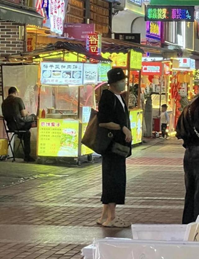 吴镇宇逛吃柳州被偶遇,穿拖鞋七分裤接地气,帮助理选2元小玩具