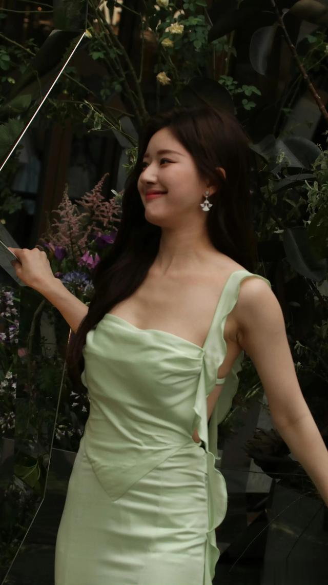 原来路人镜头下26岁的赵露思这么丰满性感健康阳光！