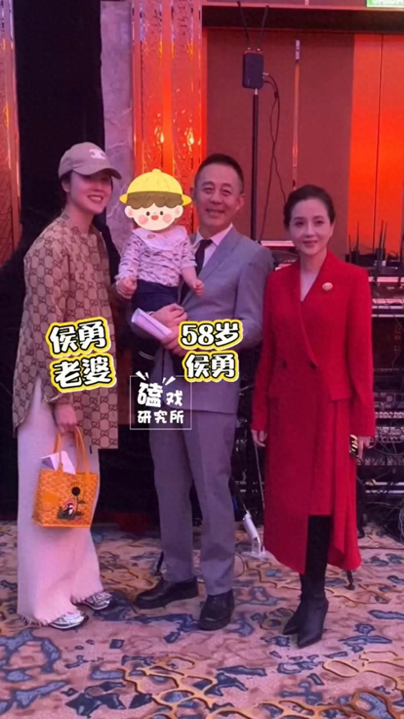 58岁侯勇抱着小儿子露面，三婚妻子穿一身Gucci，侯勇高调秀恩爱