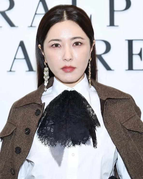 纽约时装周大花同框,48岁曾黎暴露缺陷,她居然靠时光熬赢大美女