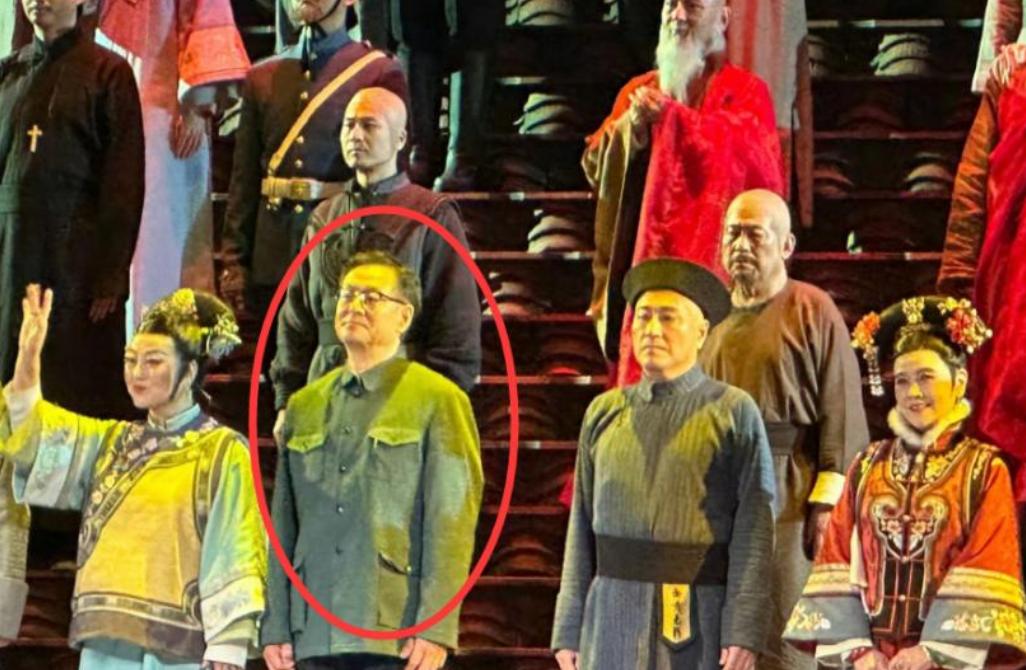 央媒对冯远征的称呼变了,两字之差释放强烈信号,濮存昕说对了