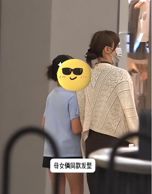 孙俪一家去美国度假，3套穿搭很少女，短裤显腿长，普通人也能学