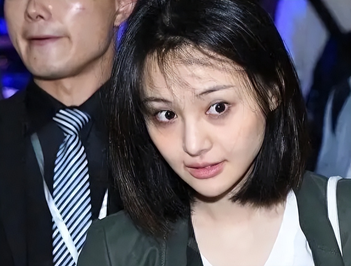 多次复出失败!郑爽小号晒自拍被秒认,账号秒封!穿男装认不出