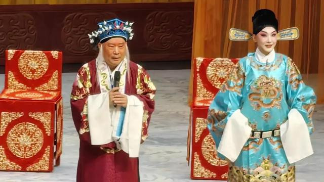 我是艺术家！郭德纲没法和我比。京剧名家王佩瑜发布争议言论。