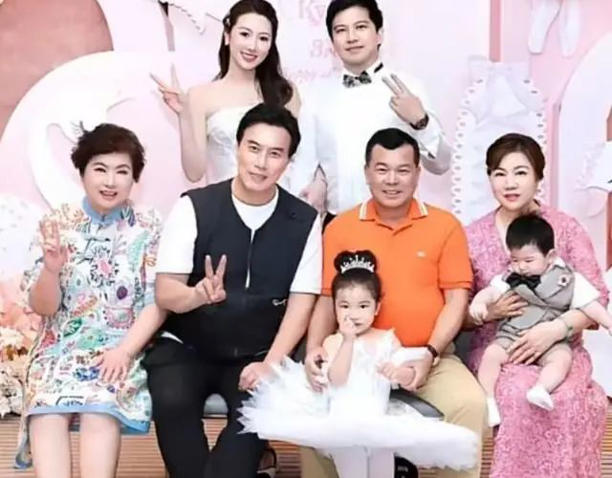 陈佩斯妹妹一家捧场《戏台》，外甥女颜值很高，妹妹张山气质不菲