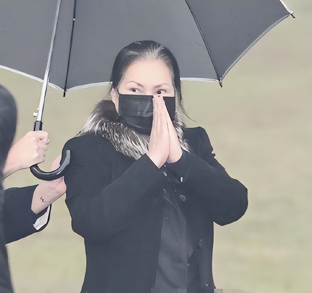 大S周年祭这天，汪小菲一家的三个举动，扯下了S家的“遮羞布”