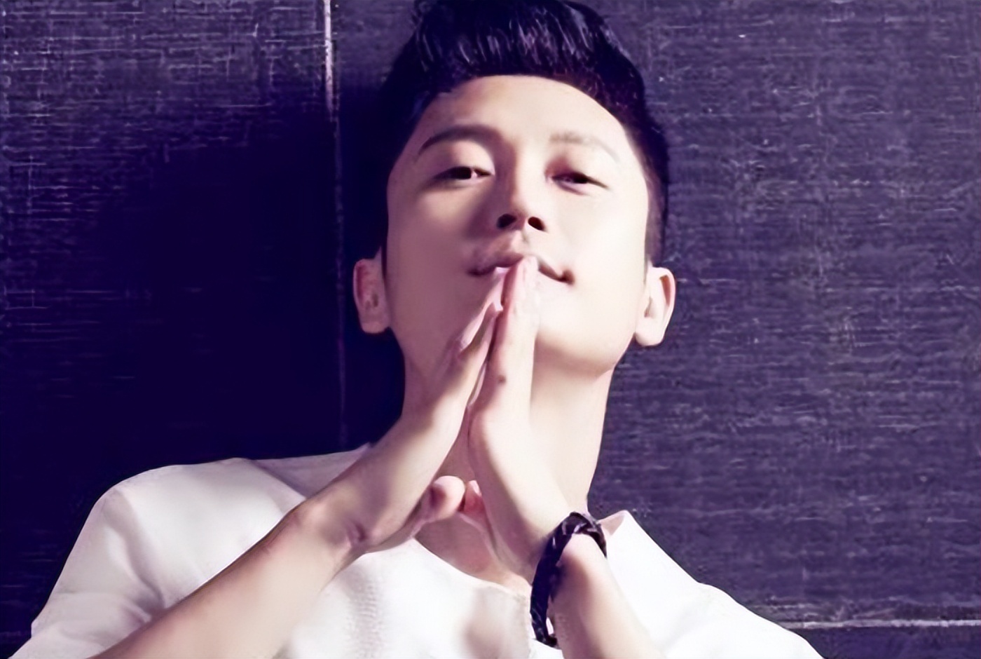 又一劣迹艺人捞金失败！评论翻车、演出遭抵制，官媒锐评戳他心窝