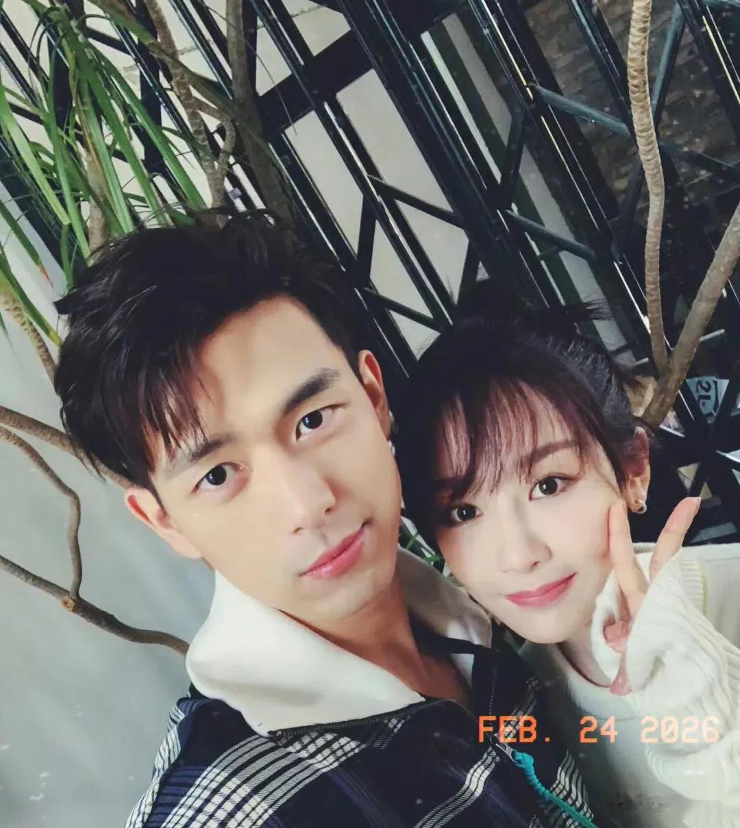 李现与杨紫爸妈穿同款外套，cp粉开心坏了，网友：什么情况？