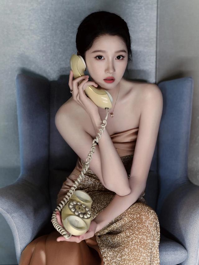 毛晓彤鎏金抹胸礼裙