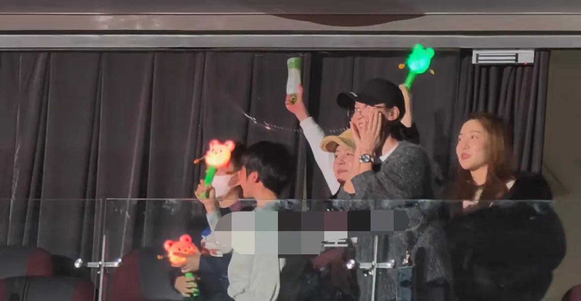 陈妍希带儿子，和谢楠一起去看陆虎演唱会，星星浓眉大眼颜值超高