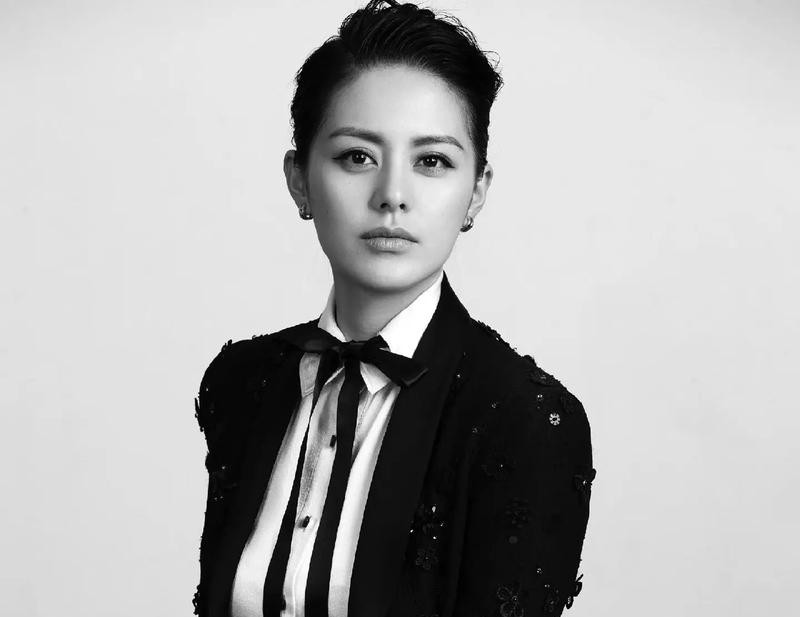 她是胡歌深爱、刘烨难忘的女人，受央视力捧多年，至今没能走红