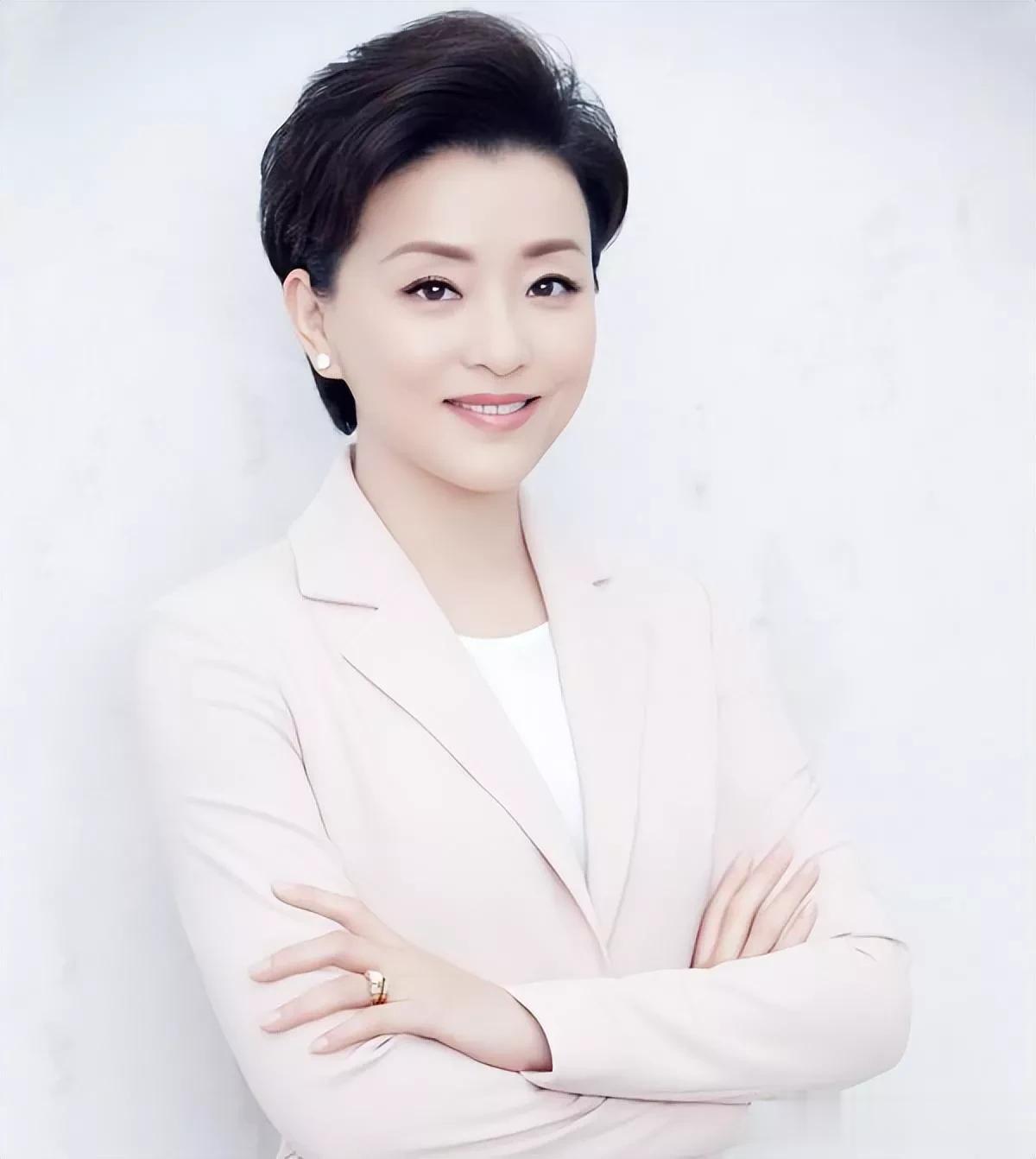 57岁杨澜在新加坡被撞见,身形发福,体态不太好还脖子前伸