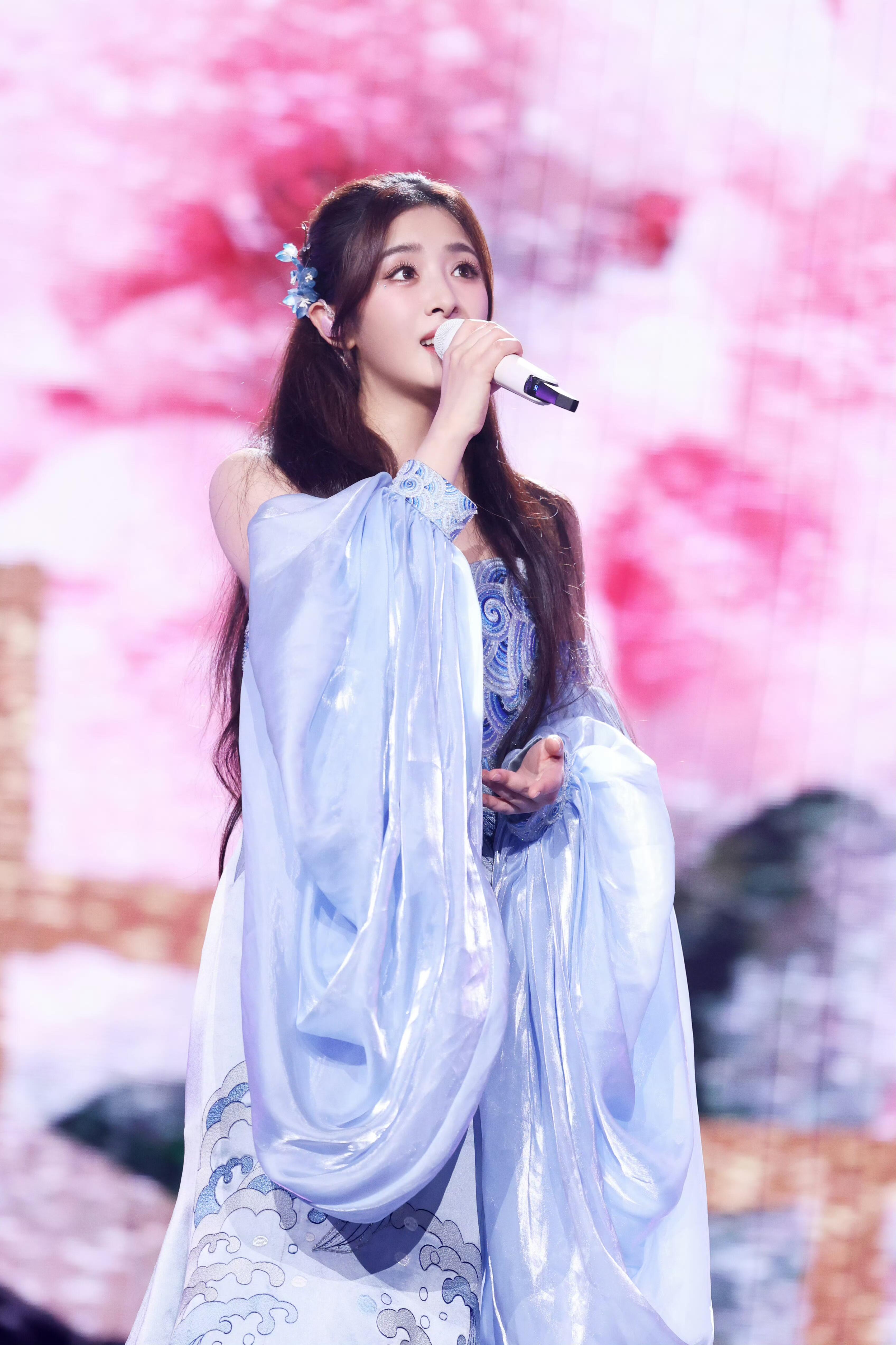 张含韵演唱会舞台造型,中年的她终于开始惊艳所有人