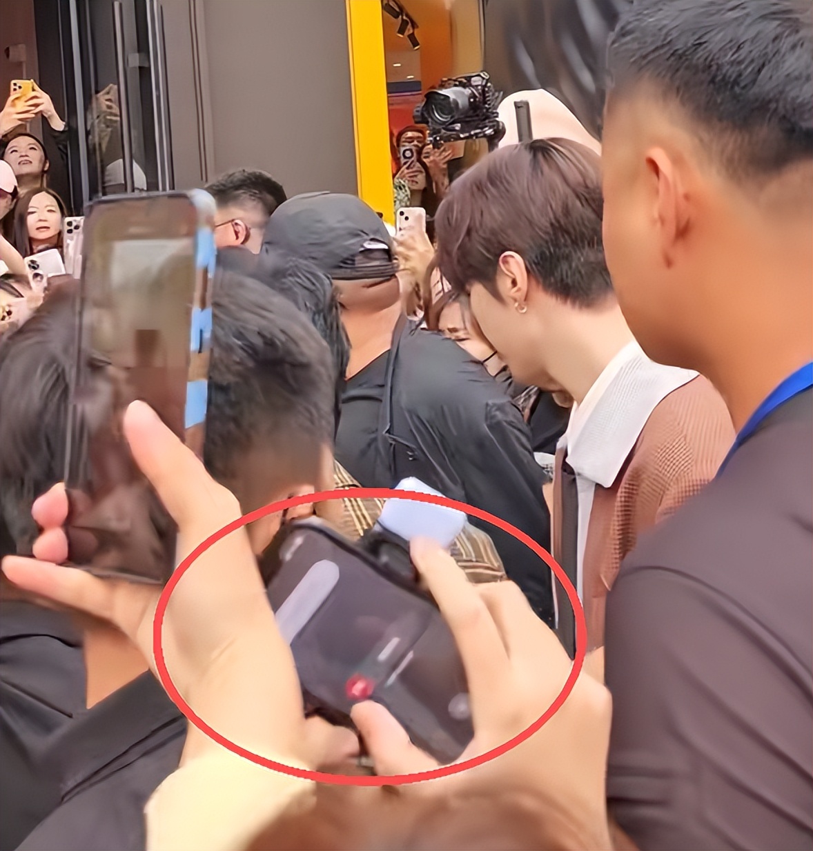 青岛喜剧节25岁男顶流出场，黄渤被挤成小透明，安保大哥一脸不快