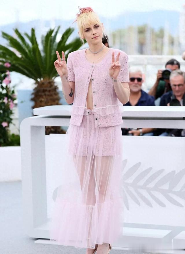 小K婚后首营业，携作品现身戛纳红毯，穿香奈儿却眼袋大面容憔悴