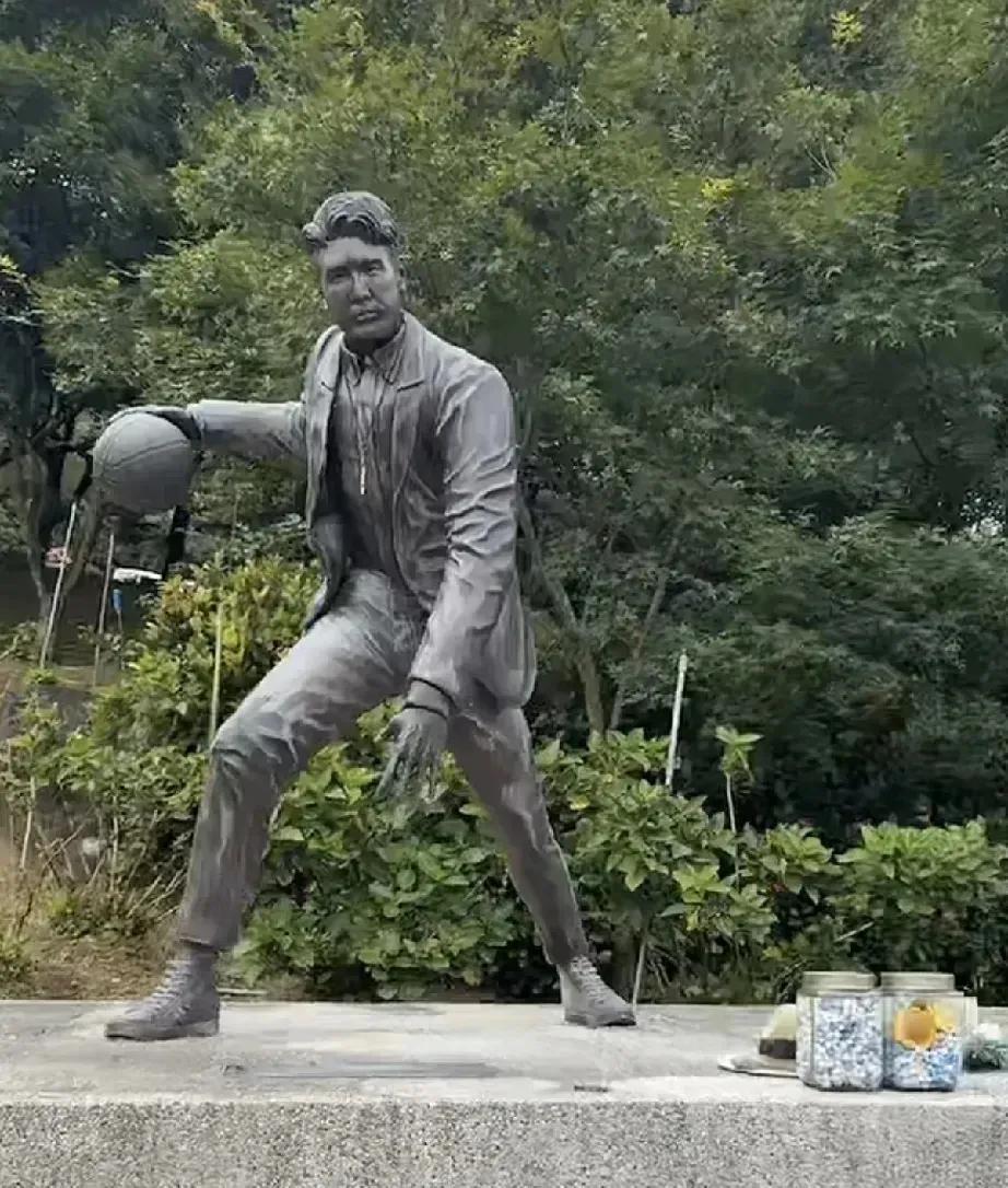 台湾博主去大S墓地直播，被平台处罚禁播，张兰与汪小菲受牵连