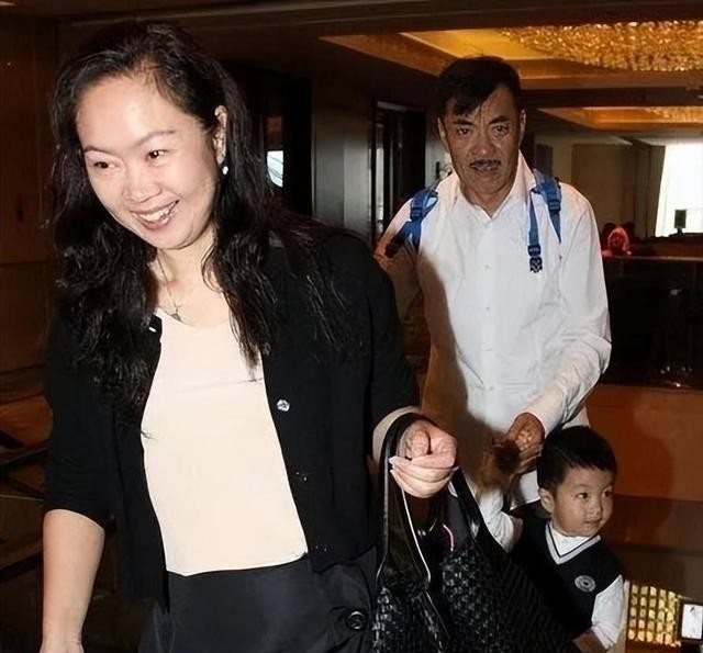 他用一封信和小22岁女友分手，娶八一厂员工为妻，51岁在美国当爹