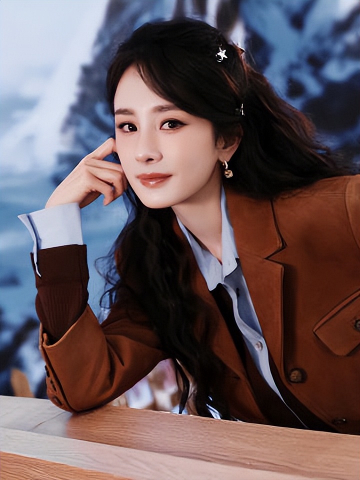 杨幂的腿不仅白 ???，还很抗冻。