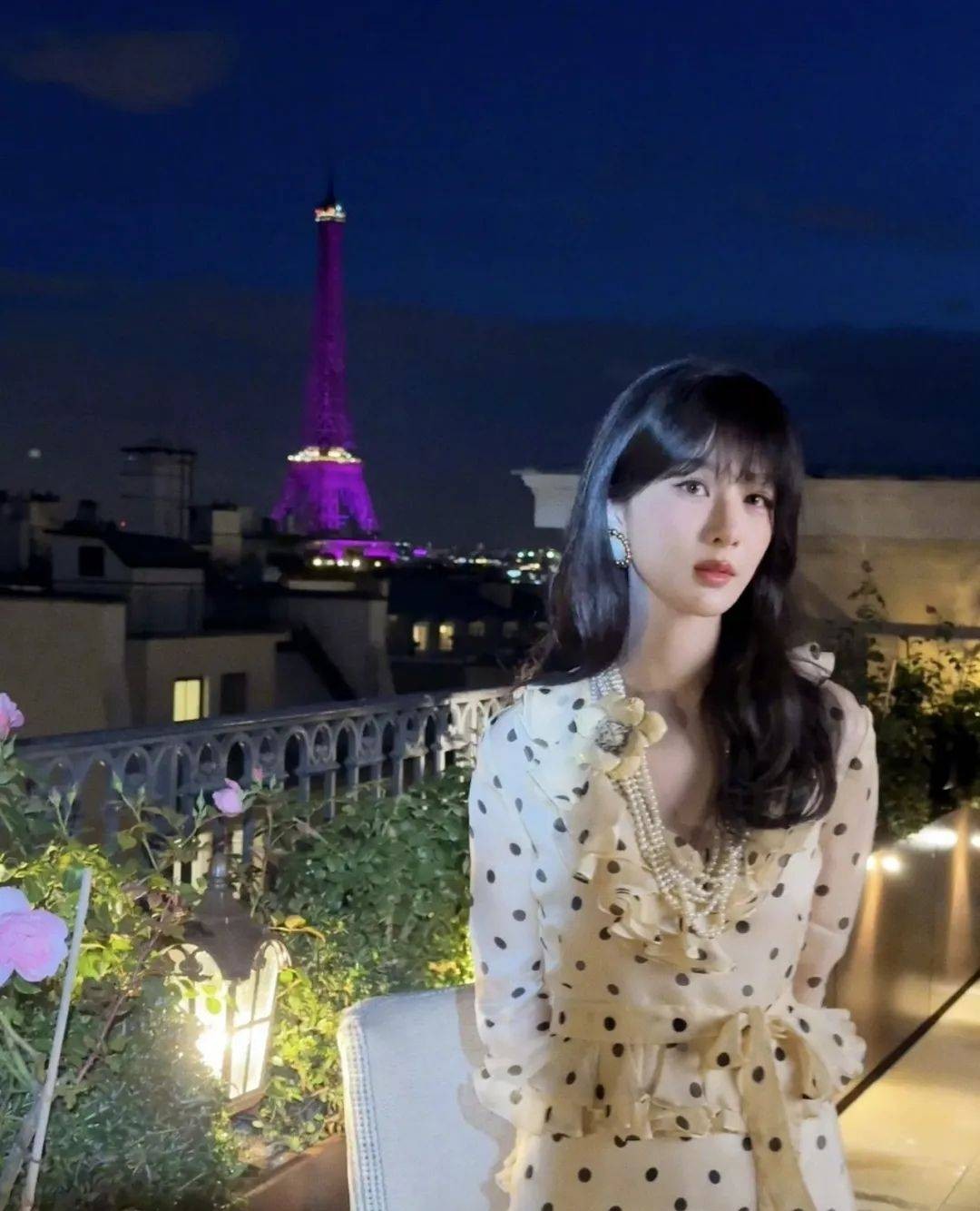 杨紫波点裙惊艳全场!晚宴造型为何引发热议?你会选择这样的风格吗?