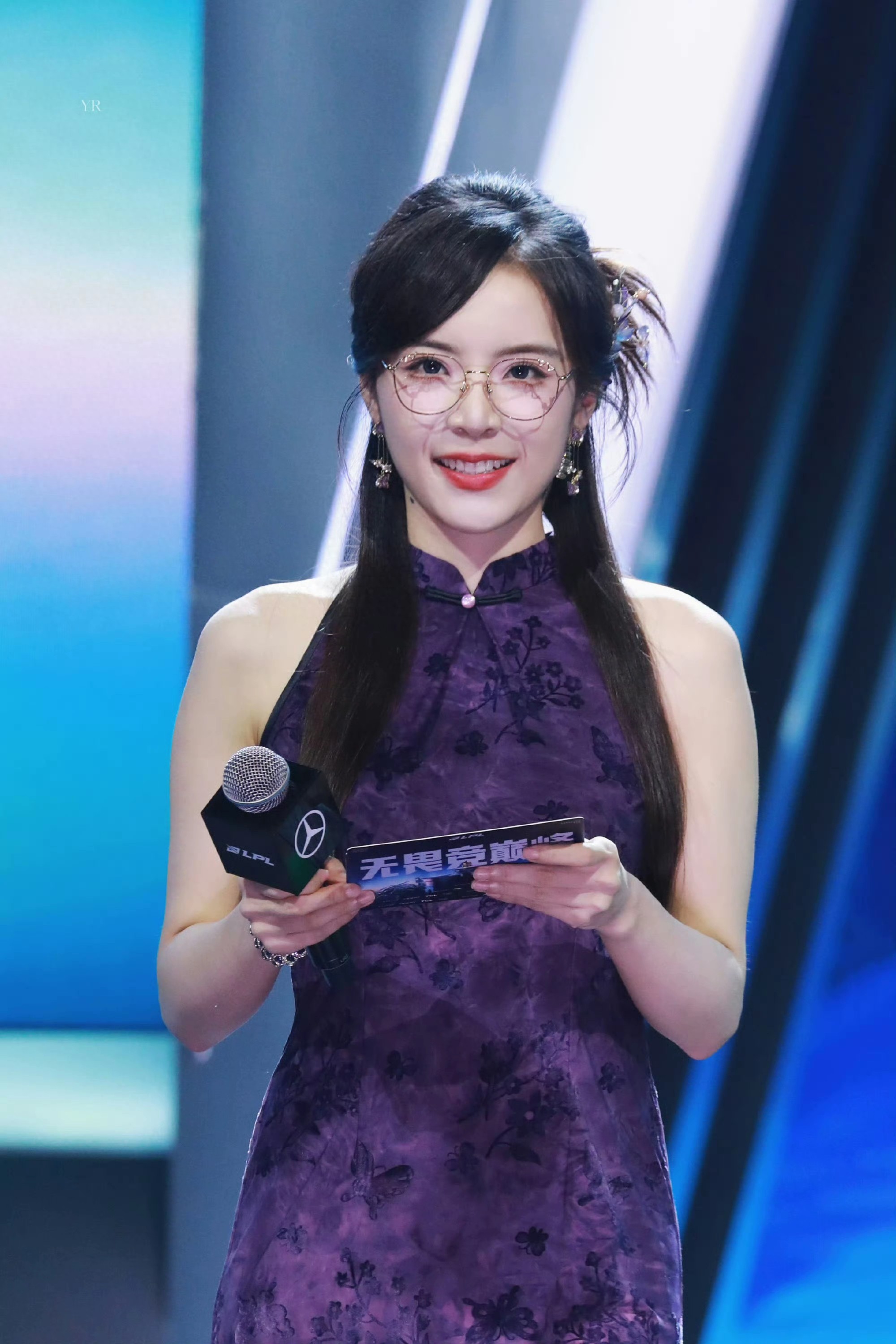 余霜阿姨|紫色旗袍+金丝眼镜，这身材比例谁看了不夸