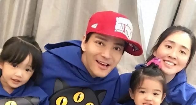 陈晓东参加女儿升学典礼,11岁女儿被推后表情抢镜