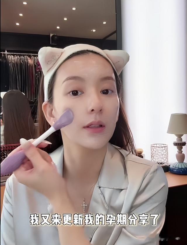 郭富城妻子现身月子中心，大肚子一脸自豪，菲佣跟着提包，命太好