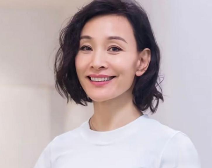 让春晚导演给全国观众道歉,入美国籍后却回国捞金,谁给她的底气