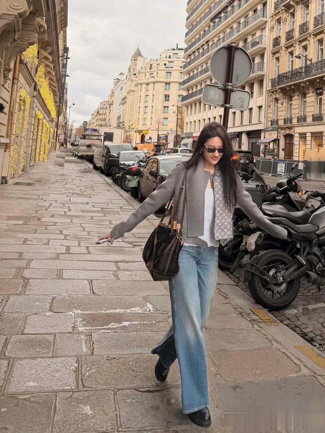 刘亦菲晒工作碎片照，又上身lululemon和LV，素颜真的美成了18岁