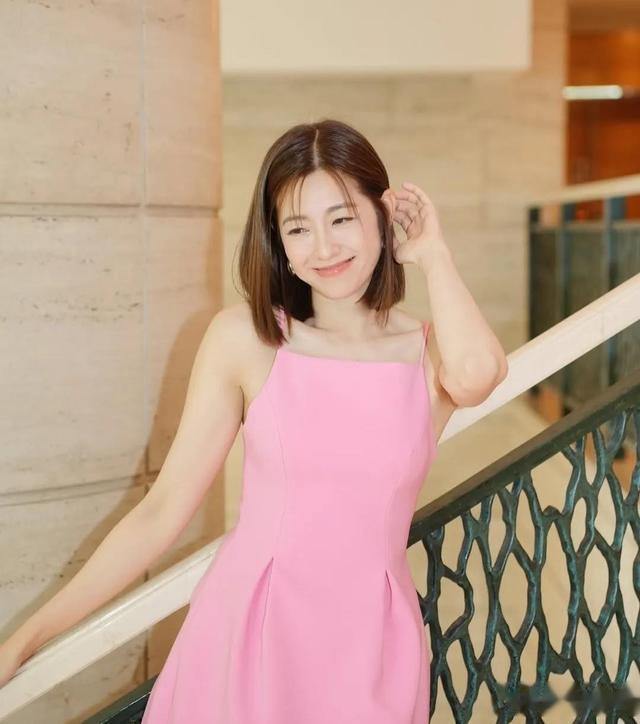 香港TVB艺人陈自瑶“谁说辣妈不能很少女,今日就做少女”