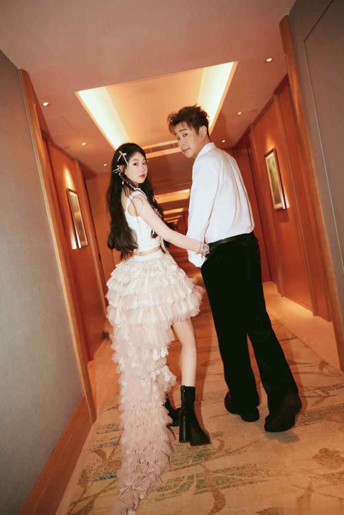 小沈阳女儿晒首个封面大片，18岁沈佳润漂亮自信，高级脸太绝了