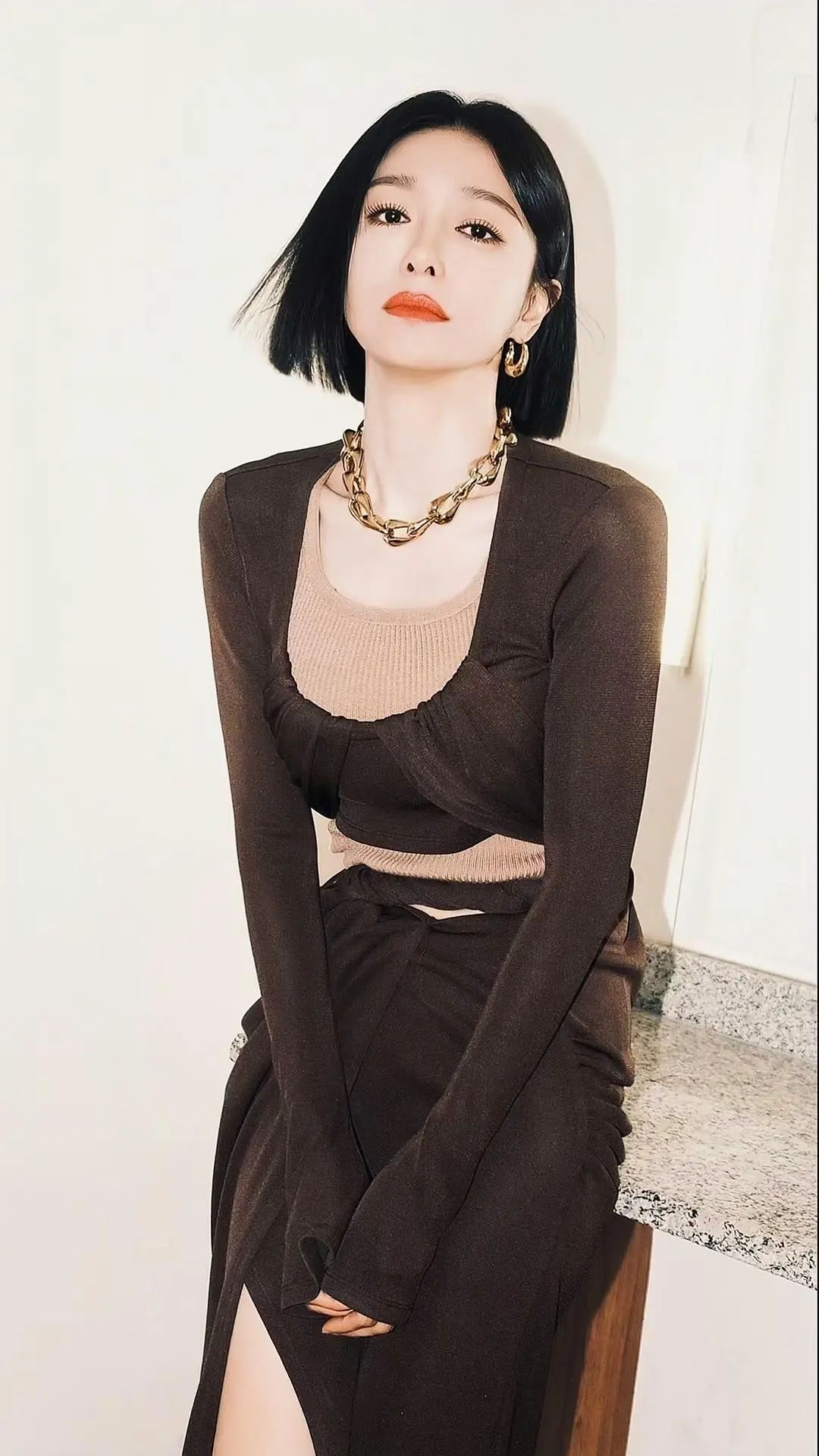 秦岚气质优雅，魅力十足