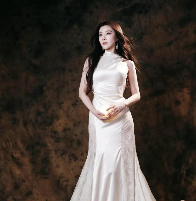 青年演员王鹤润拍摄杂志大片,大秀美背,曲线袅娜!